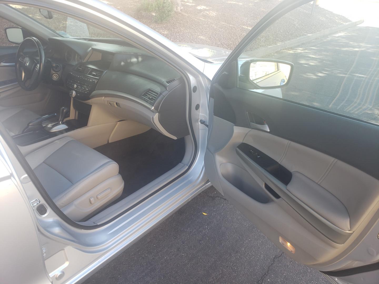 2009 Honda Accord ex-l (1HGCP36849A) with an 3.5L V6 DOHC 24V engine, 6-Speed Automatic transmission, located at 323 E Dunlap Ave., Phoenix, AZ, 85020, (602) 331-9000, 33.567677, -112.069000 - 2009 Honda Accord EX-L,.......EXCELLENT condition, A Real Must See!!.... No accidents, Power everything, Stereo/cd player, Phone sync, Bluetooth, Satellite compatible, Ice cold ac, Clean Black and Gray interior with Gray leather seats in near perfect condition, power windows, power door locks, Gorge - Photo#12